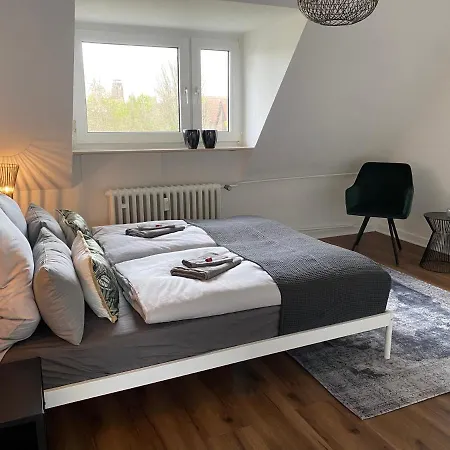 Bostel 1 - Modernes Dachgeschoss-studio In Meiderich, 4,7 Km Hbf, U-bahn 250m, Flughafen Duesseldorf 28 Km, Landschaftspark 2,9 Km Appartement Duisburg