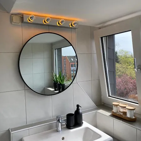 Appartement Bostel 1 - Modernes Dachgeschoss-studio In Meiderich, 4,7 Km Hbf, U-bahn 250m, Flughafen Duesseldorf 28 Km, Landschaftspark 2,9 Km