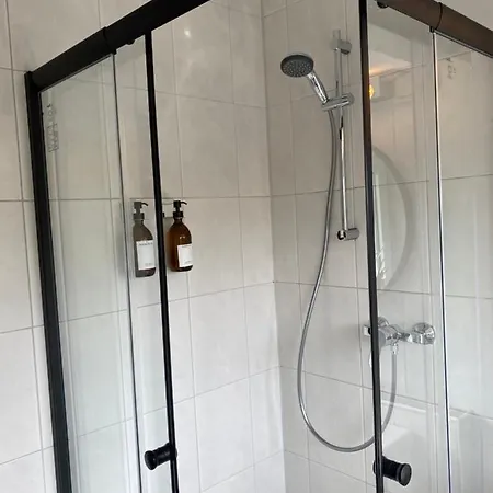 Bostel 1 - Modernes Dachgeschoss-studio In Meiderich, 4,7 Km Hbf, U-bahn 250m, Flughafen Duesseldorf 28 Km, Landschaftspark 2,9 Km Appartement *