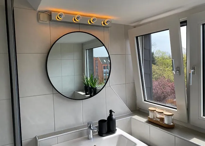 Appartement 1 - Modernes Dachgeschoss-studio In Meiderich, 4,7 Km Hbf, U-bahn 250m, Flughafen Duesseldorf 28 Km, Landschaftspark 2,9 Km